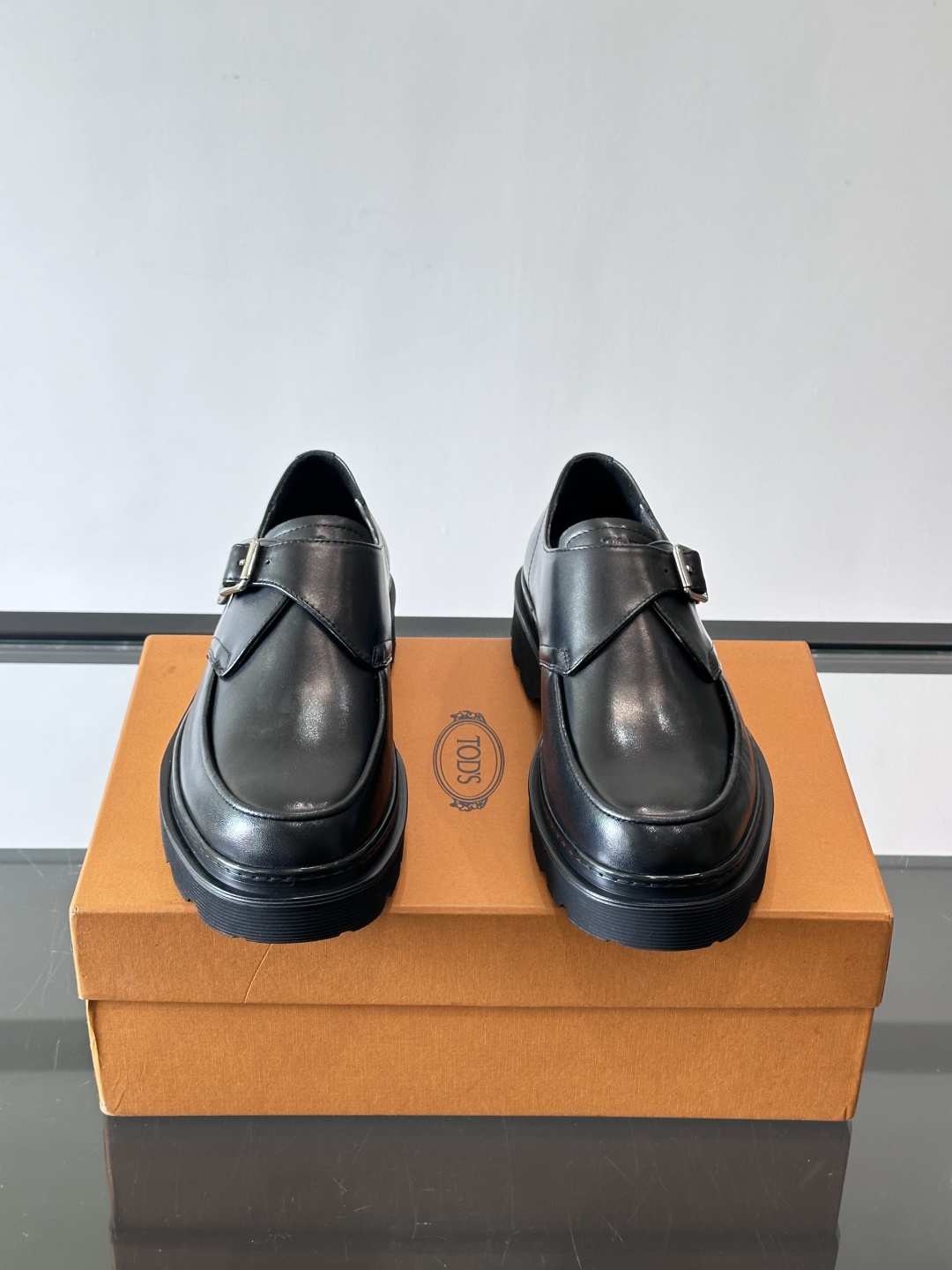 Tod'S/托德斯男士乐福鞋本款乐福鞋以雅致的进口头层牛皮革制成， 配以品牌logo横条装饰，外露手工缝