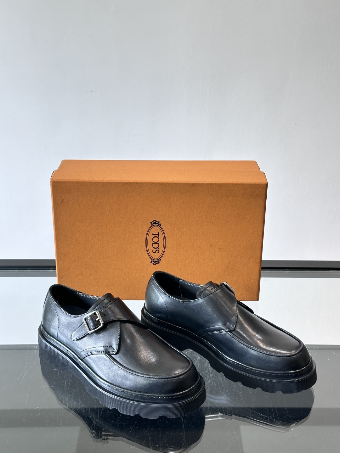 Tod'S/托德斯男士乐福鞋本款乐福鞋以雅致的进口头层牛皮革制成， 配以品牌logo横条装饰，外露手工缝