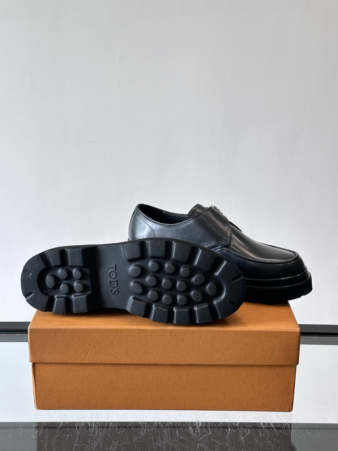 Tod'S/托德斯男士乐福鞋本款乐福鞋以雅致的进口头层牛皮革制成， 配以品牌logo横条装饰，外露手工缝