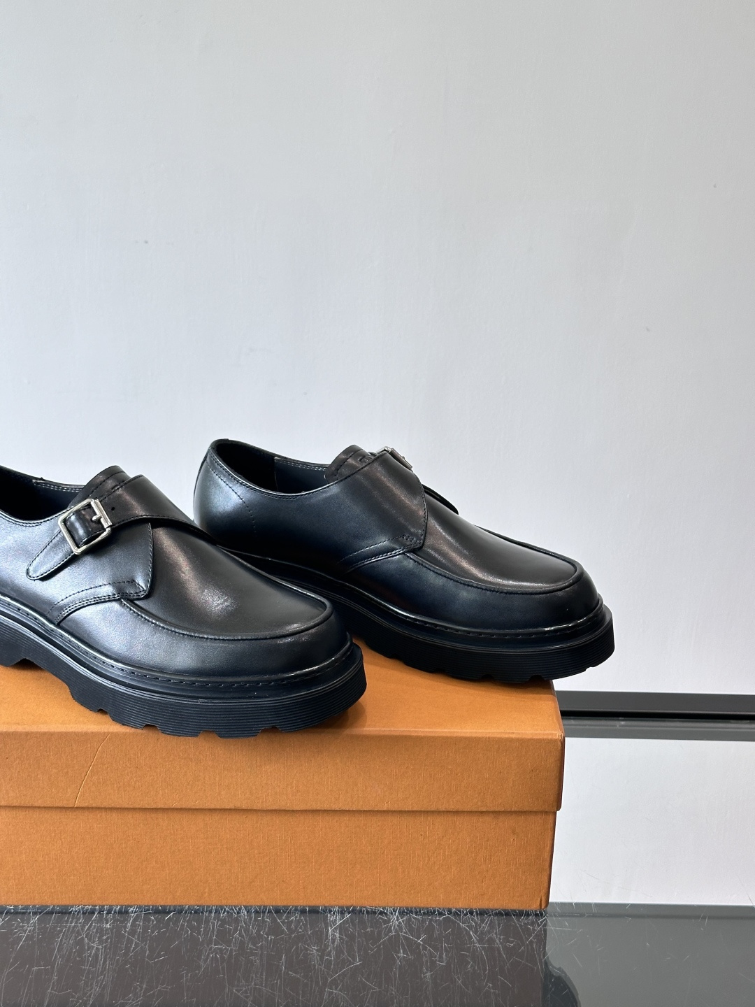 Tod'S/托德斯男士乐福鞋本款乐福鞋以雅致的进口头层牛皮革制成， 配以品牌logo横条装饰，外露手工缝