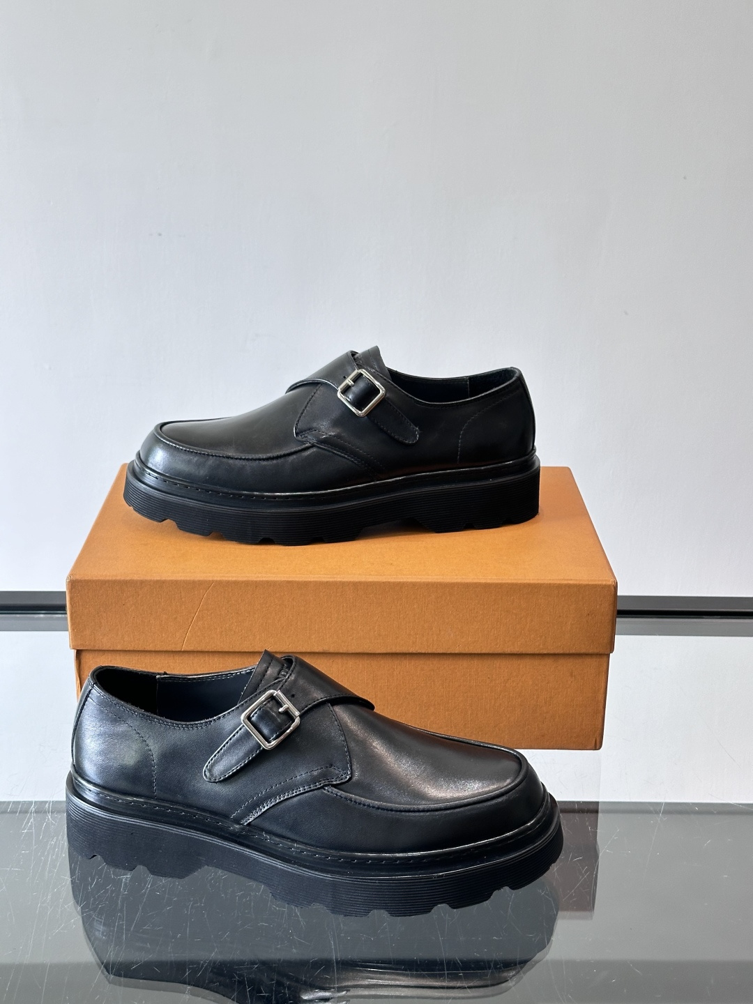 Tod'S/托德斯男士乐福鞋本款乐福鞋以雅致的进口头层牛皮革制成， 配以品牌logo横条装饰，外露手工缝