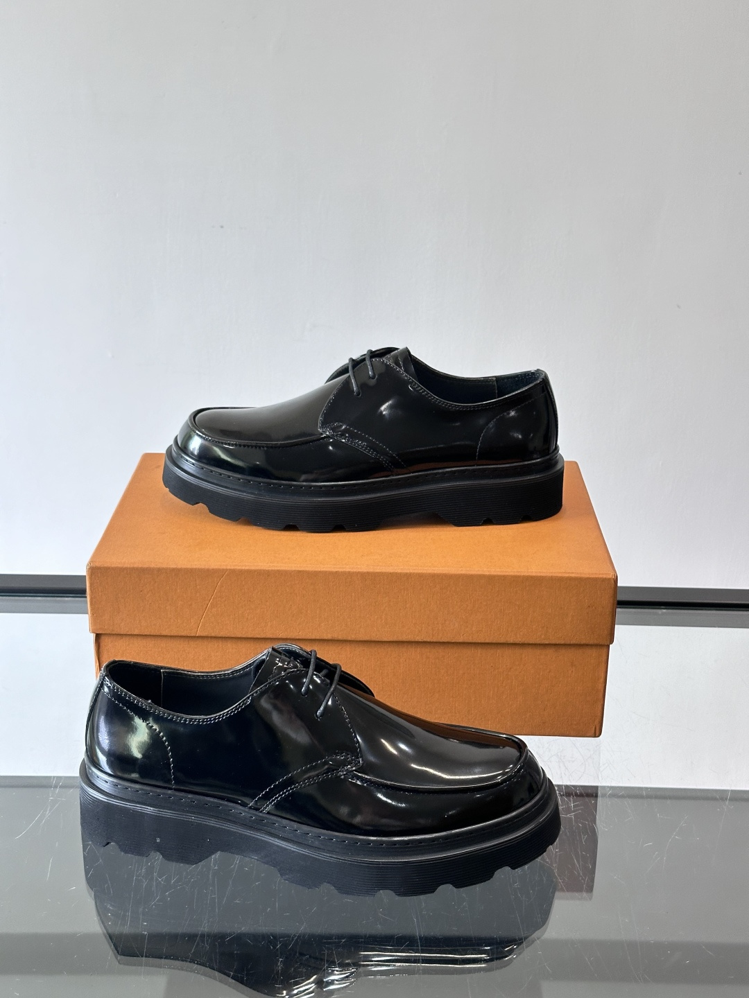 Tod'S/托德斯男士乐福鞋本款乐福鞋以雅致的进口头层牛皮革制成， 配以品牌logo横条装饰，外露手工缝