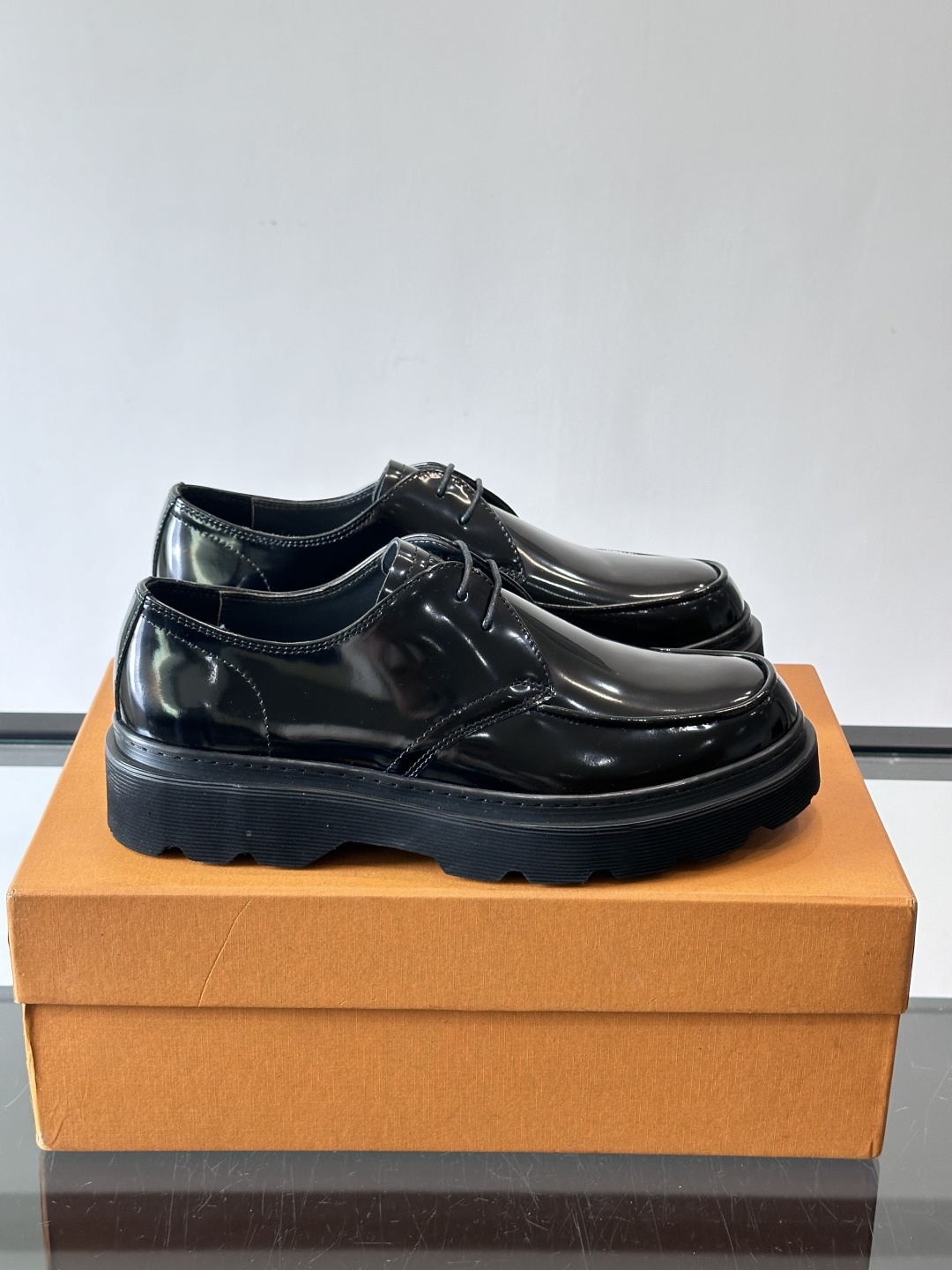 Tod'S/托德斯男士乐福鞋本款乐福鞋以雅致的进口头层牛皮革制成， 配以品牌logo横条装饰，外露手工缝