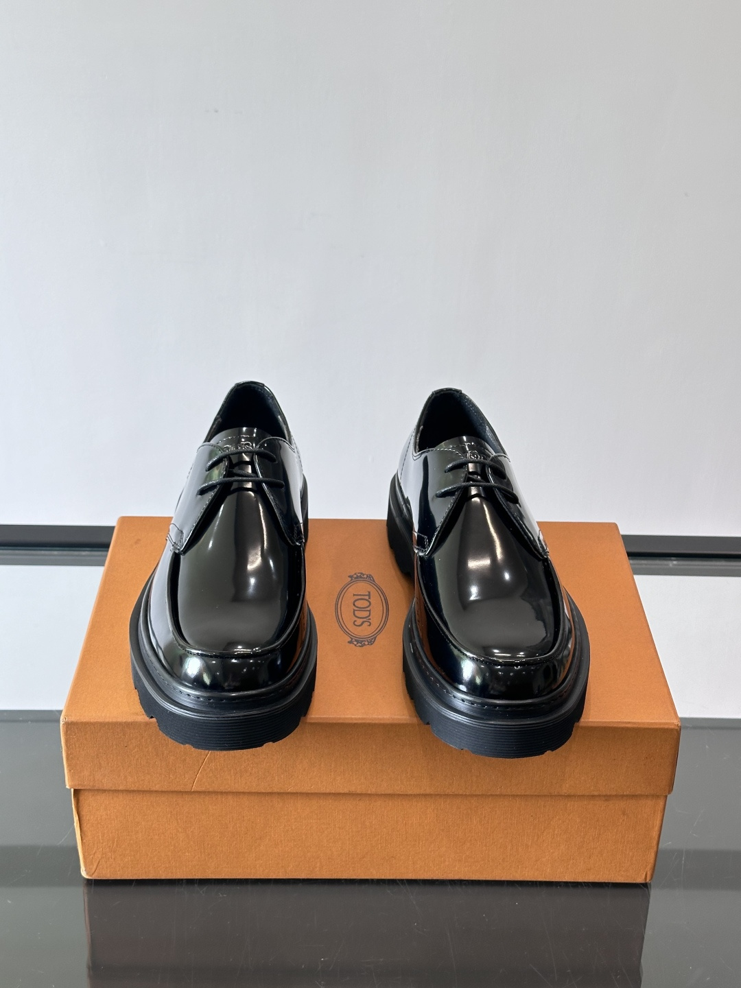 Tod'S/托德斯男士乐福鞋本款乐福鞋以雅致的进口头层牛皮革制成， 配以品牌logo横条装饰，外露手工缝