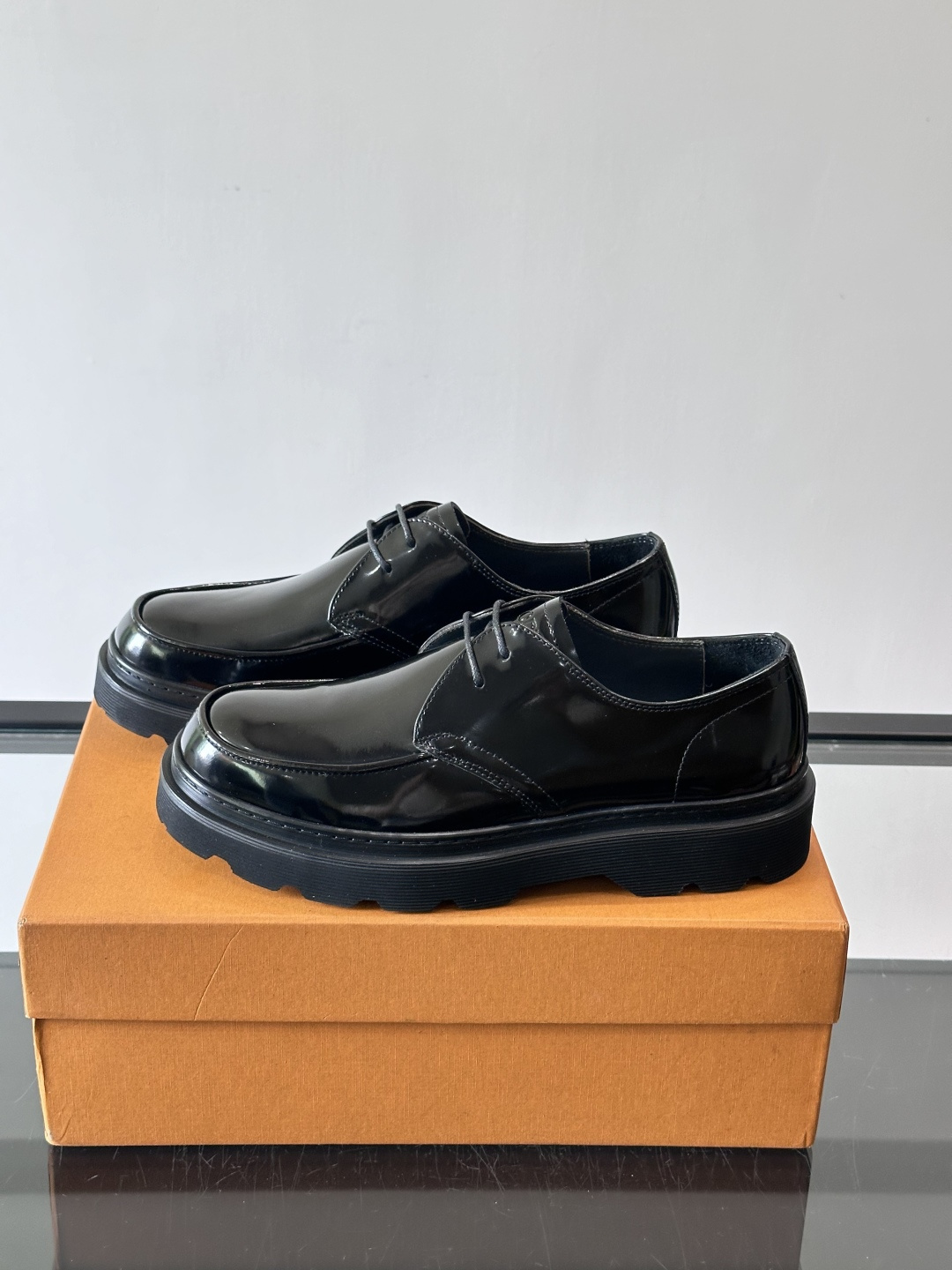 Tod'S/托德斯男士乐福鞋本款乐福鞋以雅致的进口头层牛皮革制成， 配以品牌logo横条装饰，外露手工缝