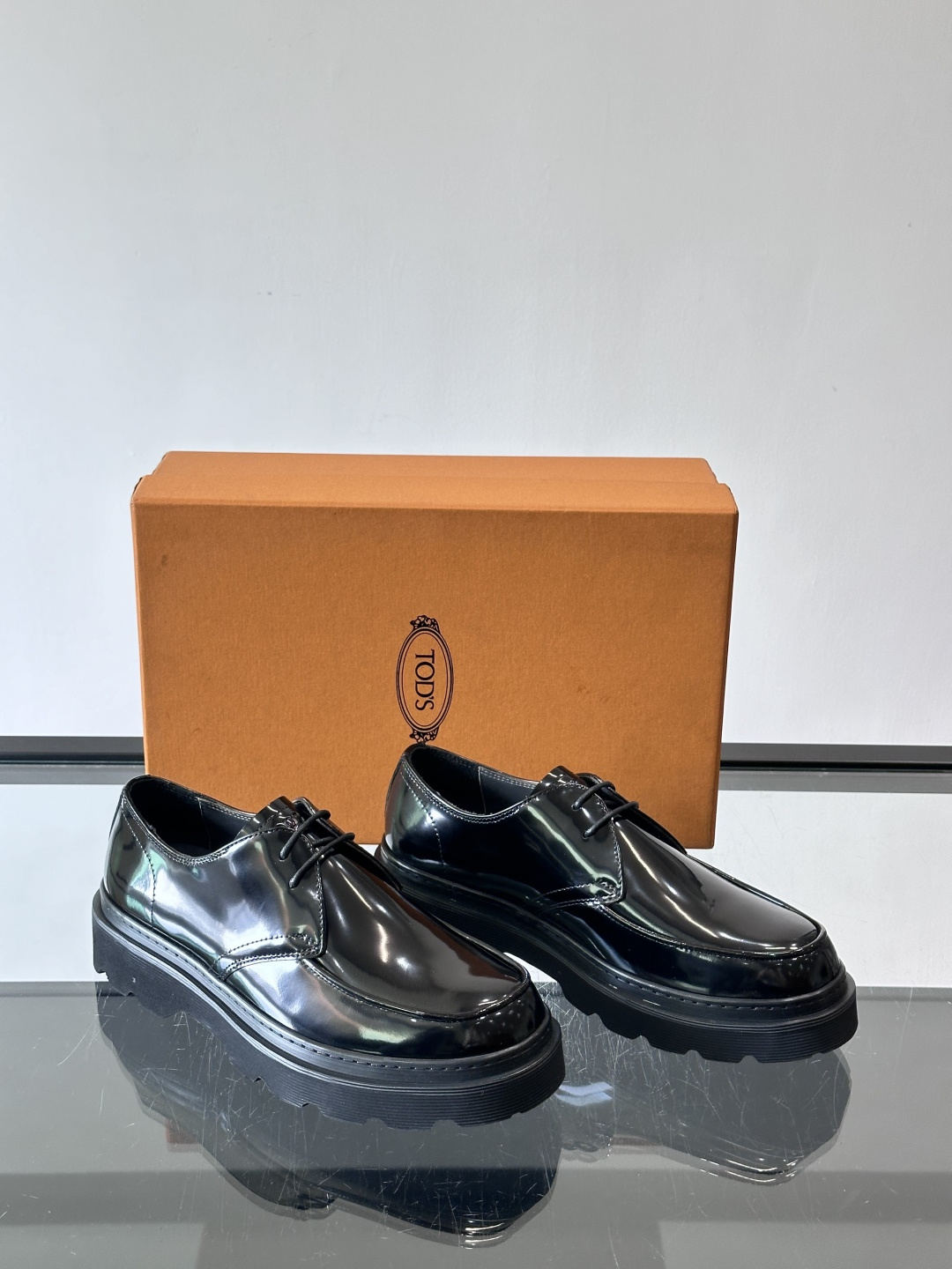 Tod'S/托德斯男士乐福鞋本款乐福鞋以雅致的进口头层牛皮革制成， 配以品牌logo横条装饰，外露手工缝