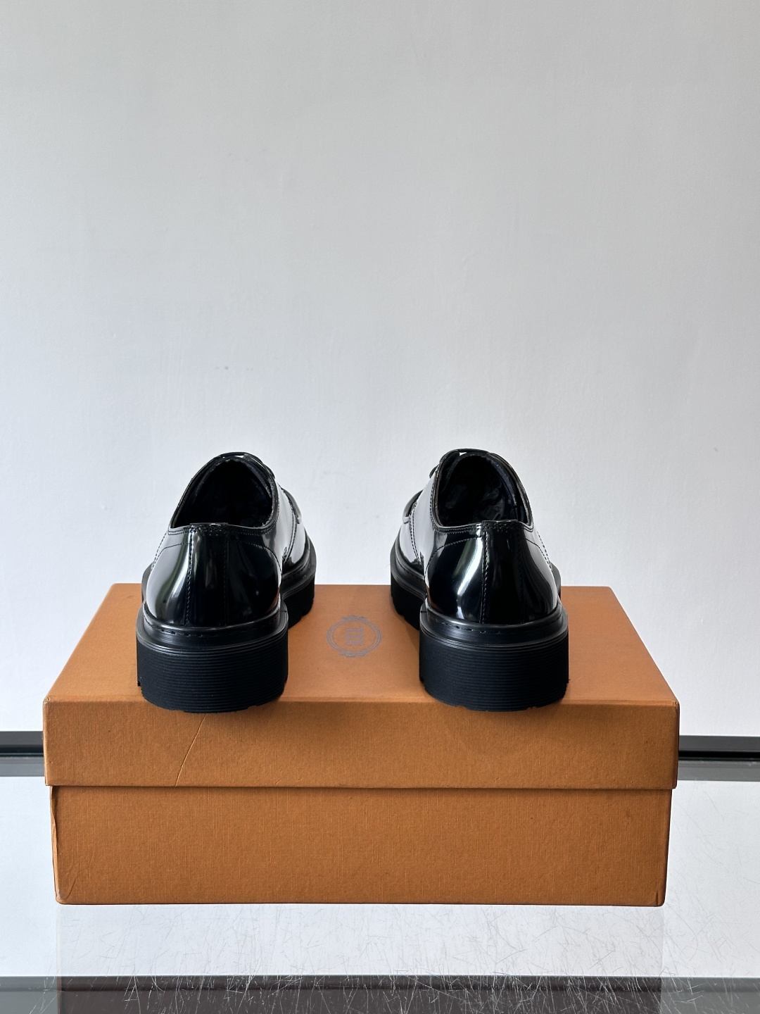 Tod'S/托德斯男士乐福鞋本款乐福鞋以雅致的进口头层牛皮革制成， 配以品牌logo横条装饰，外露手工缝