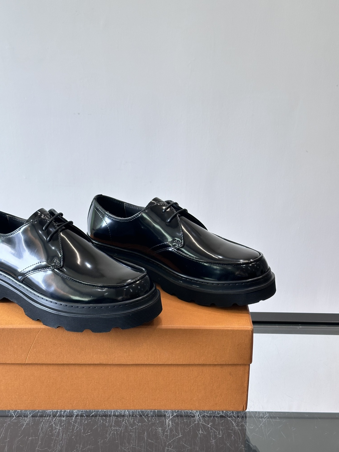 Tod'S/托德斯男士乐福鞋本款乐福鞋以雅致的进口头层牛皮革制成， 配以品牌logo横条装饰，外露手工缝