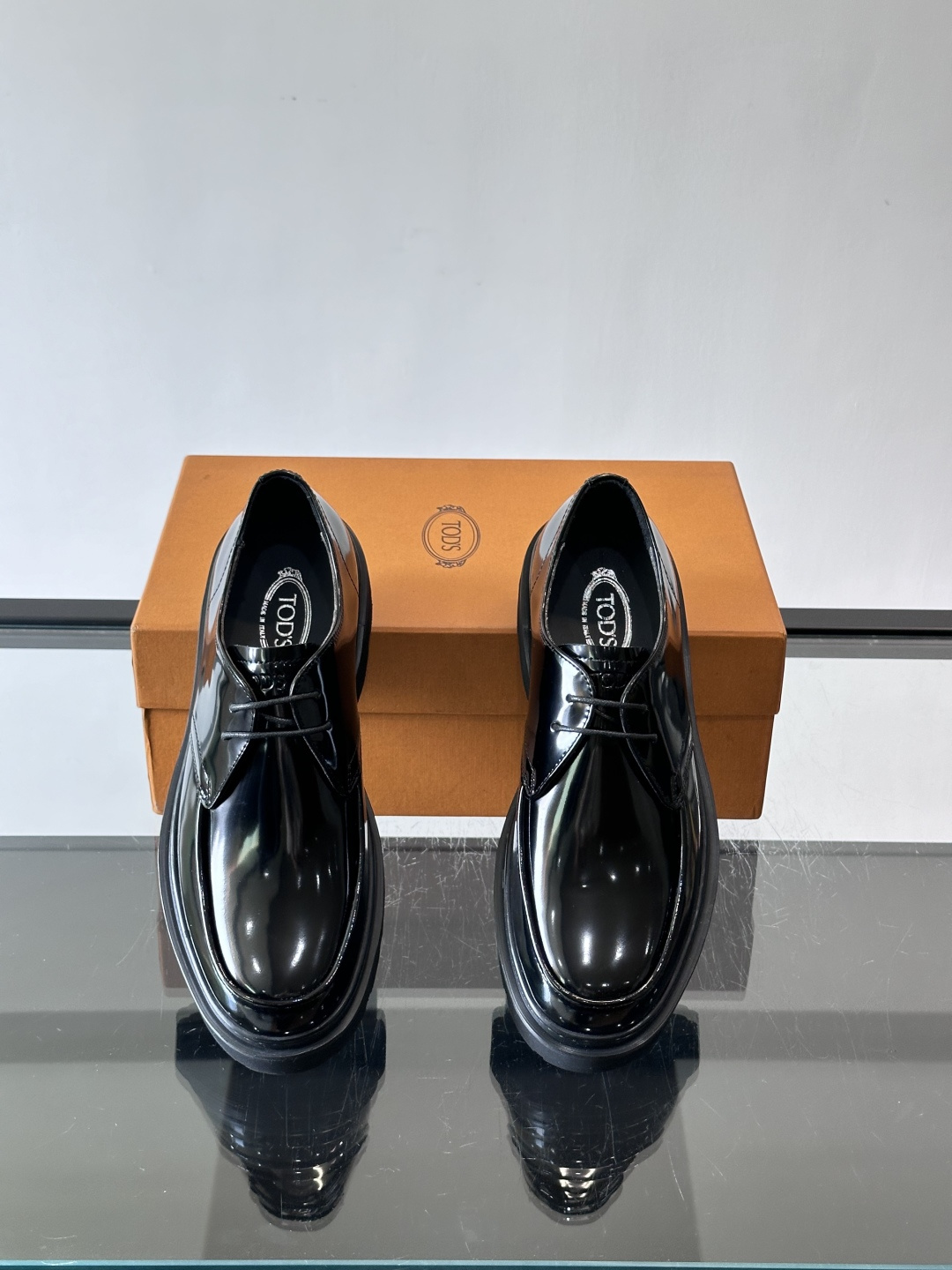 Tod'S/托德斯男士乐福鞋本款乐福鞋以雅致的进口头层牛皮革制成， 配以品牌logo横条装饰，外露手工缝