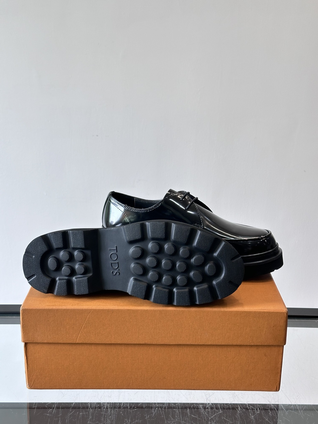 Tod'S/托德斯男士乐福鞋本款乐福鞋以雅致的进口头层牛皮革制成， 配以品牌logo横条装饰，外露手工缝