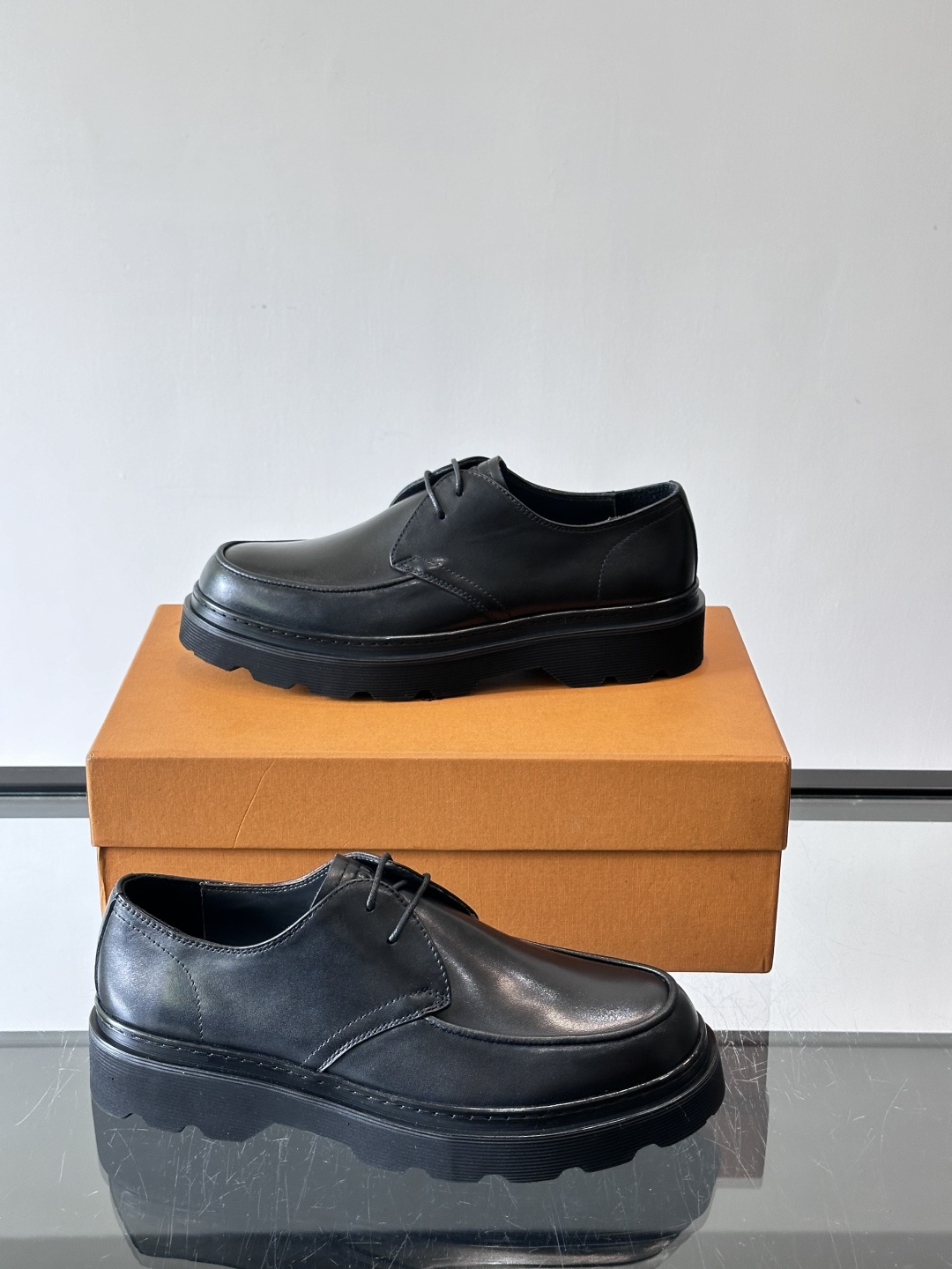 Tod'S/托德斯男士乐福鞋本款乐福鞋以雅致的进口头层牛皮革制成， 配以品牌logo横条装饰，外露手工缝