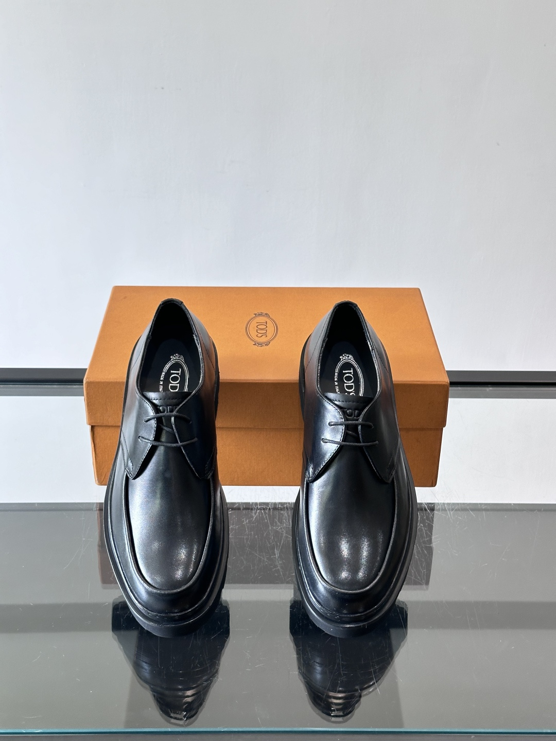 Tod'S/托德斯男士乐福鞋本款乐福鞋以雅致的进口头层牛皮革制成， 配以品牌logo横条装饰，外露手工缝