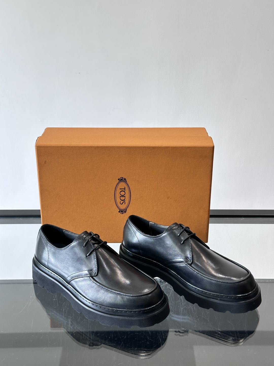 Tod'S/托德斯男士乐福鞋本款乐福鞋以雅致的进口头层牛皮革制成， 配以品牌logo横条装饰，外露手工缝