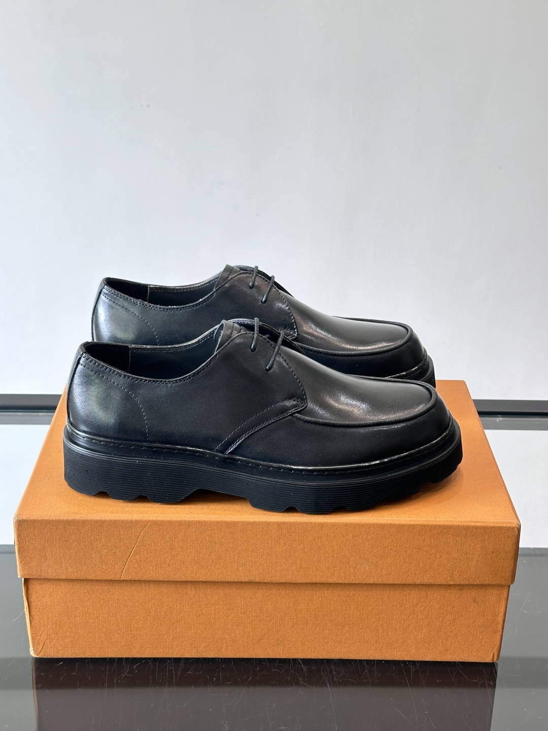 Tod'S/托德斯男士乐福鞋本款乐福鞋以雅致的进口头层牛皮革制成， 配以品牌logo横条装饰，外露手工缝