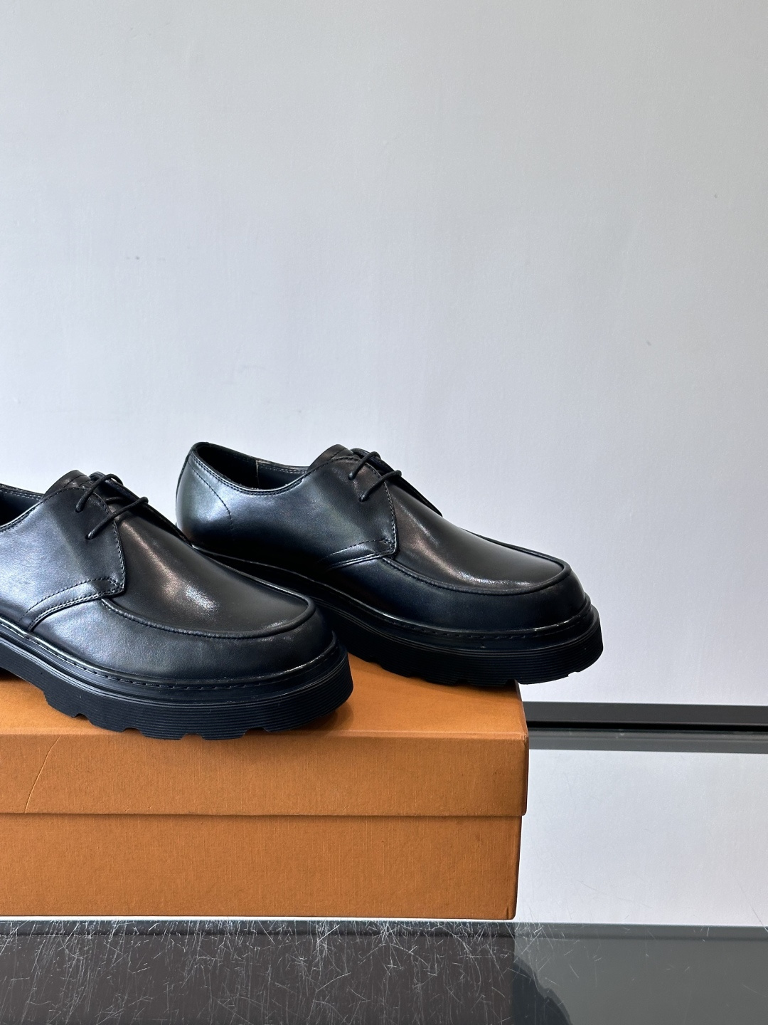 Tod'S/托德斯男士乐福鞋本款乐福鞋以雅致的进口头层牛皮革制成， 配以品牌logo横条装饰，外露手工缝