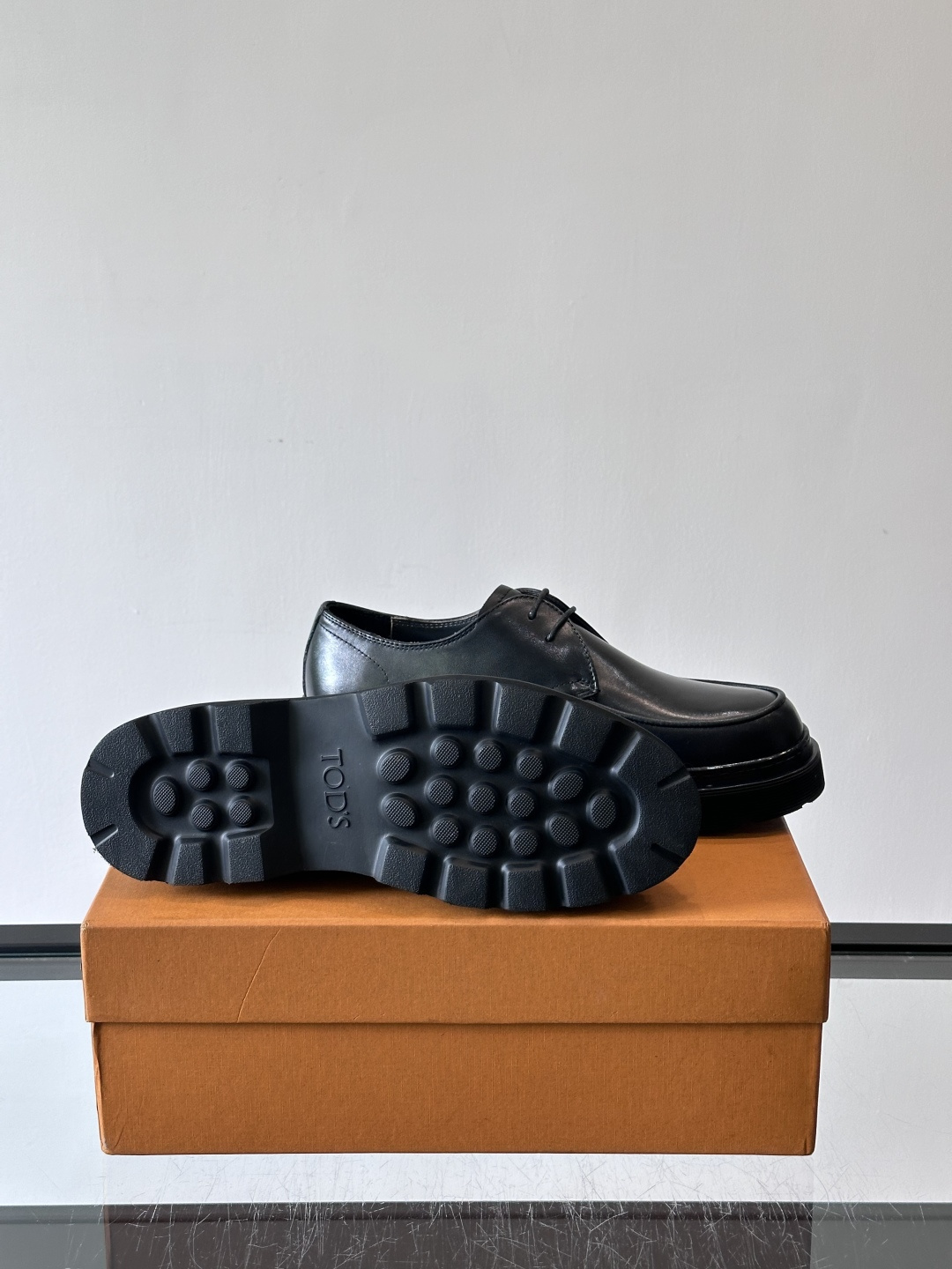 Tod'S/托德斯男士乐福鞋本款乐福鞋以雅致的进口头层牛皮革制成， 配以品牌logo横条装饰，外露手工缝