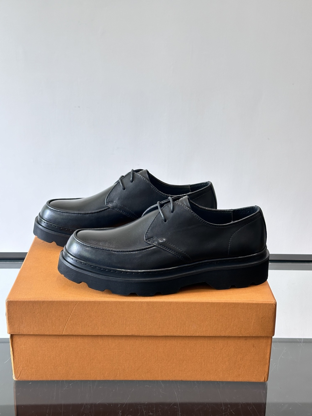 Tod'S/托德斯男士乐福鞋本款乐福鞋以雅致的进口头层牛皮革制成， 配以品牌logo横条装饰，外露手工缝