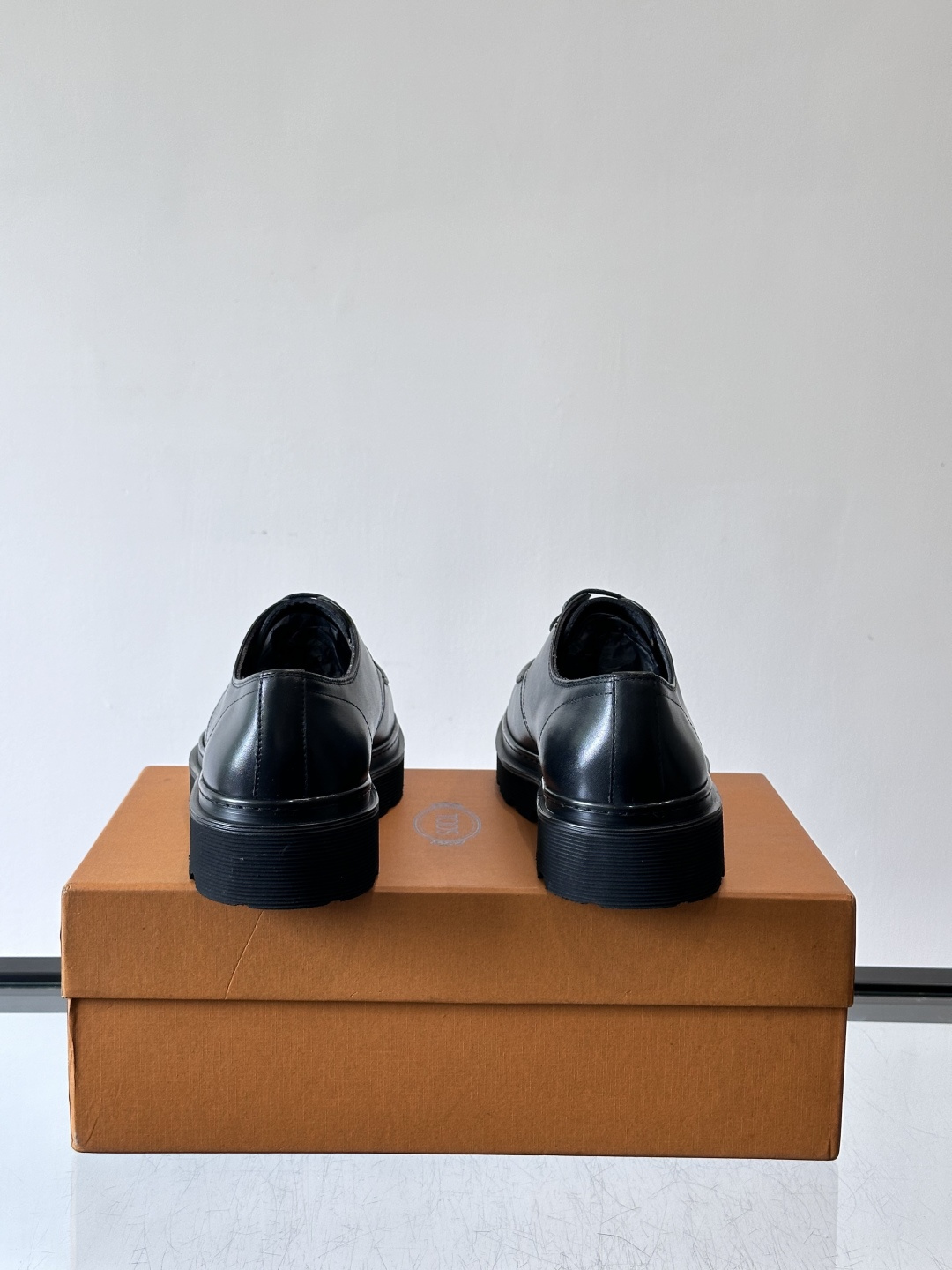 Tod'S/托德斯男士乐福鞋本款乐福鞋以雅致的进口头层牛皮革制成， 配以品牌logo横条装饰，外露手工缝