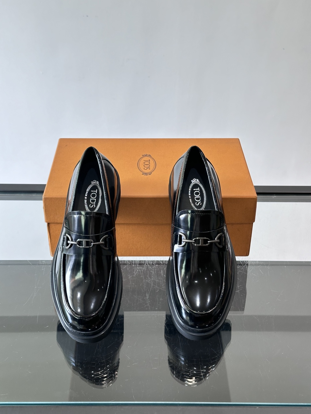 Tod'S/托德斯男士乐福鞋本款乐福鞋以雅致的进口头层牛皮革制成， 配以品牌logo横条装饰，外露手工缝