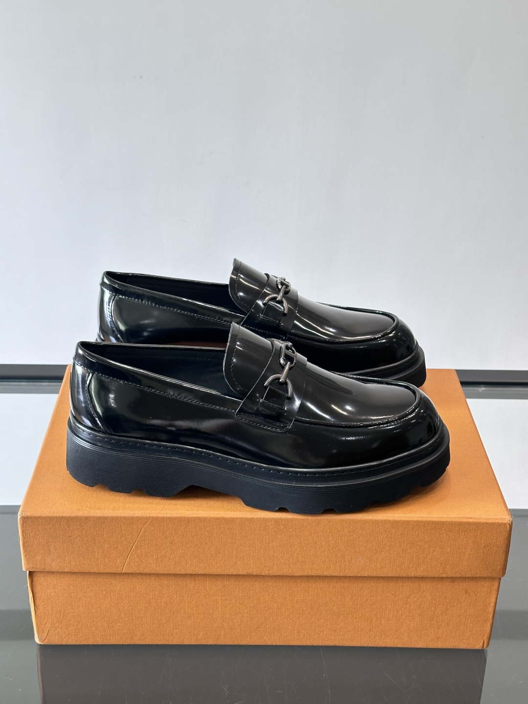 Tod'S/托德斯男士乐福鞋本款乐福鞋以雅致的进口头层牛皮革制成， 配以品牌logo横条装饰，外露手工缝