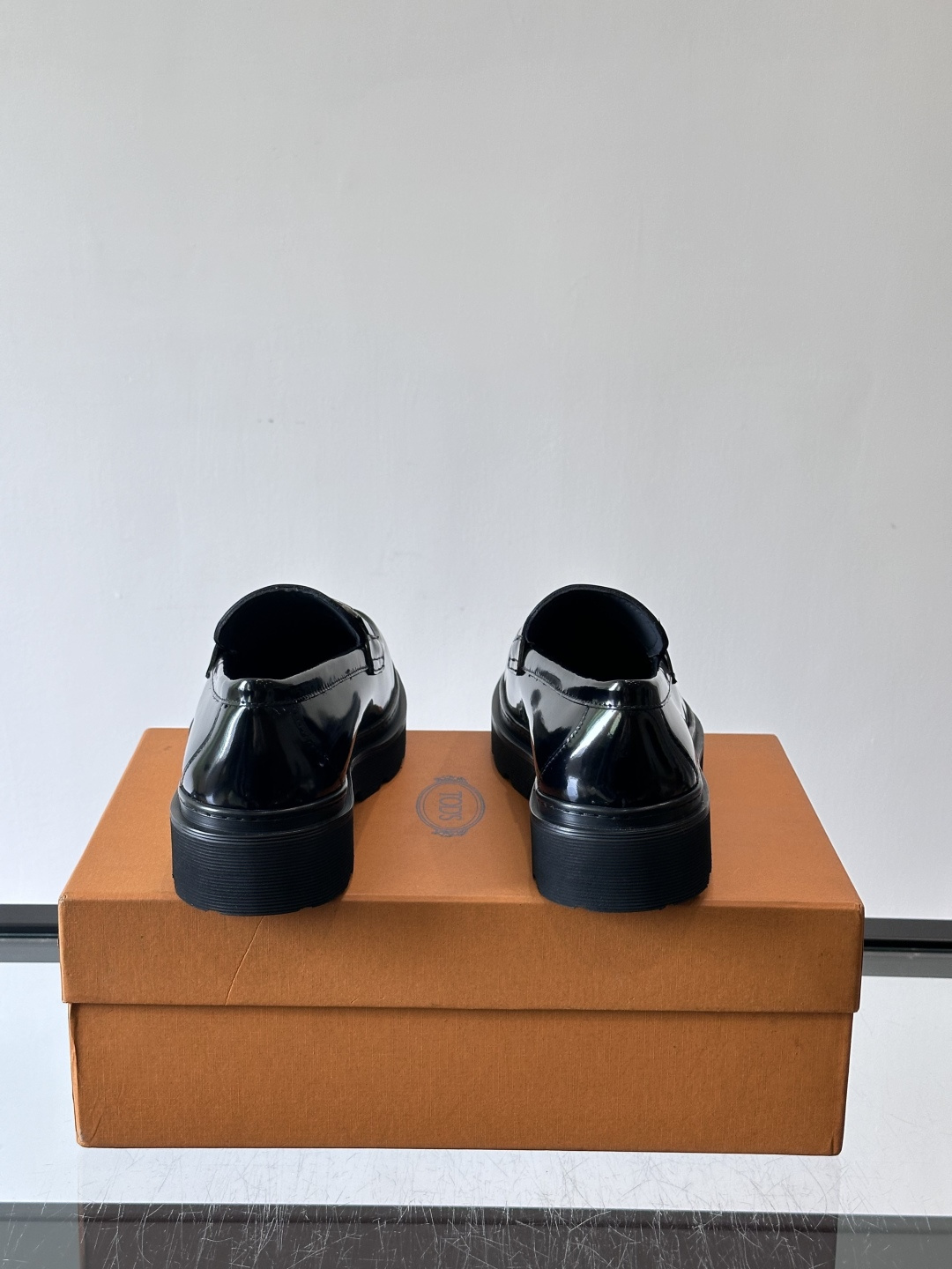 Tod'S/托德斯男士乐福鞋本款乐福鞋以雅致的进口头层牛皮革制成， 配以品牌logo横条装饰，外露手工缝