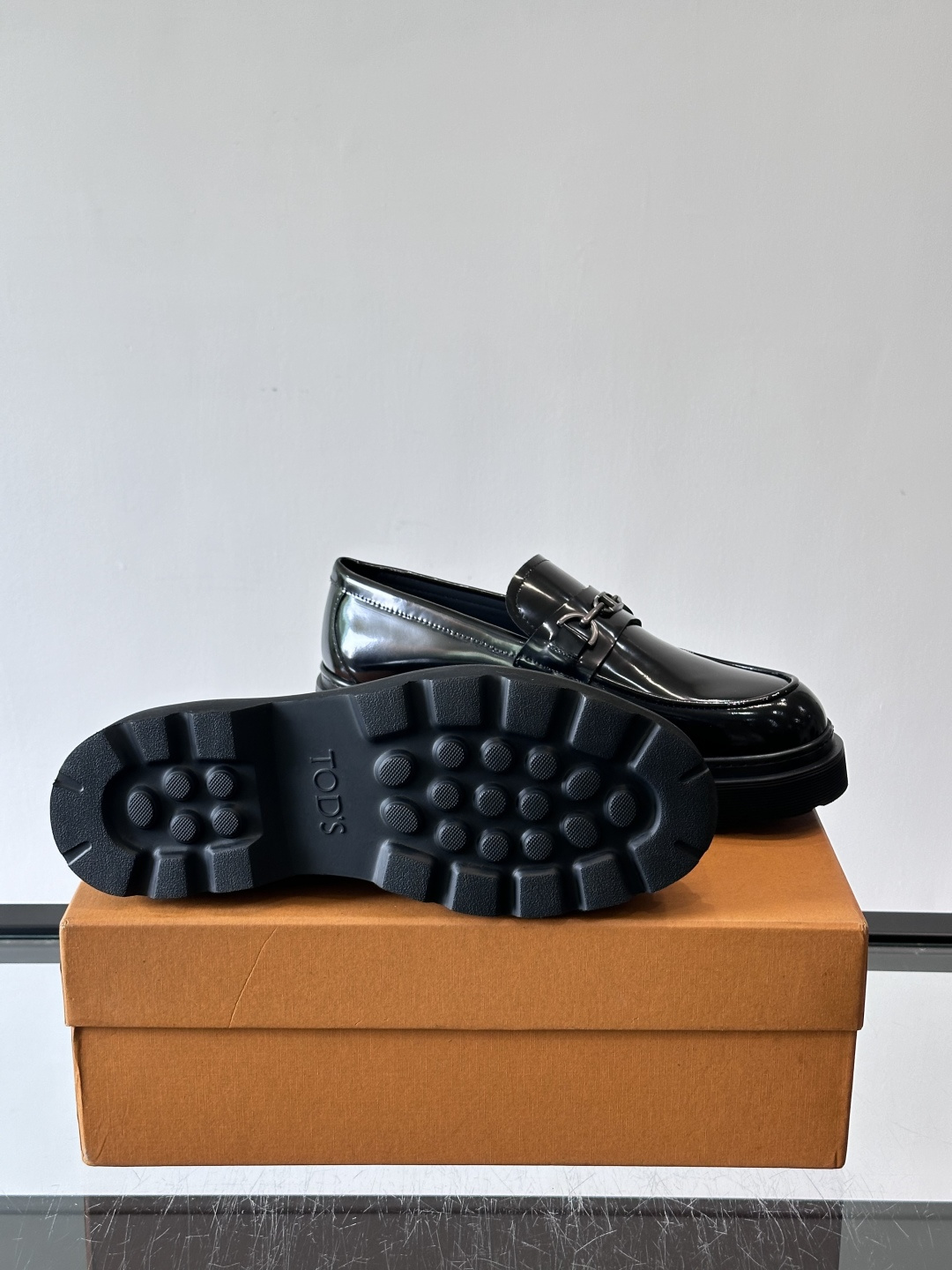 Tod'S/托德斯男士乐福鞋本款乐福鞋以雅致的进口头层牛皮革制成， 配以品牌logo横条装饰，外露手工缝