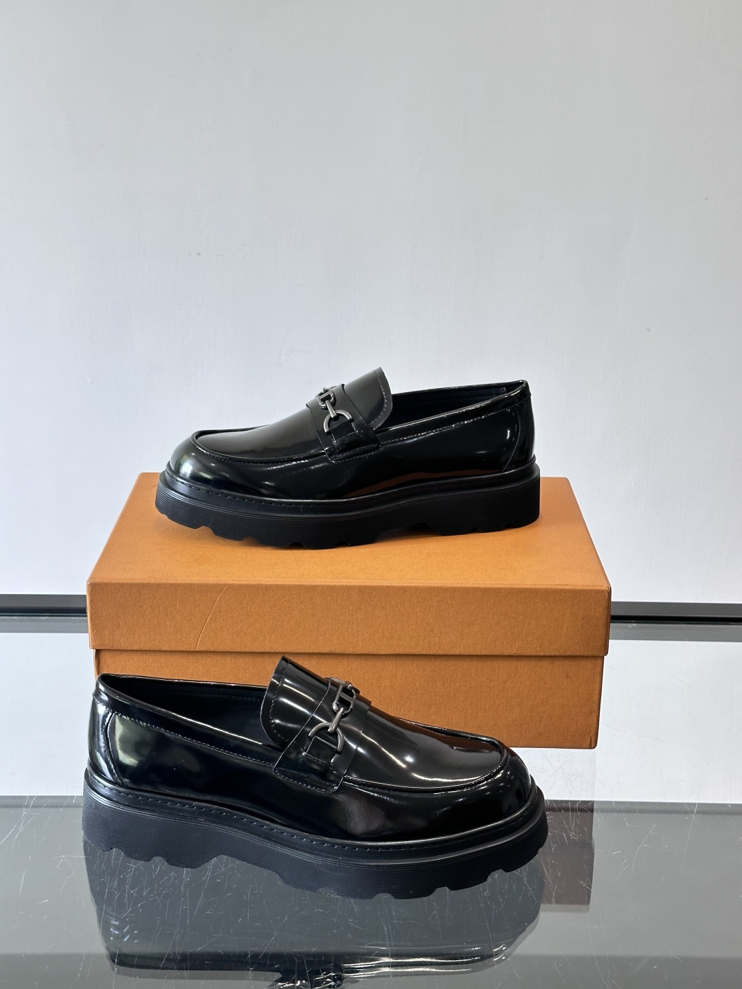 Tod'S/托德斯男士乐福鞋本款乐福鞋以雅致的进口头层牛皮革制成， 配以品牌logo横条装饰，外露手工缝