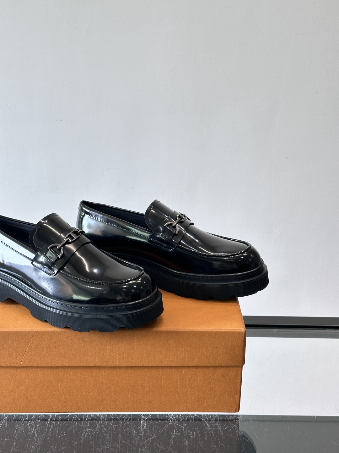 Tod'S/托德斯男士乐福鞋本款乐福鞋以雅致的进口头层牛皮革制成， 配以品牌logo横条装饰，外露手工缝