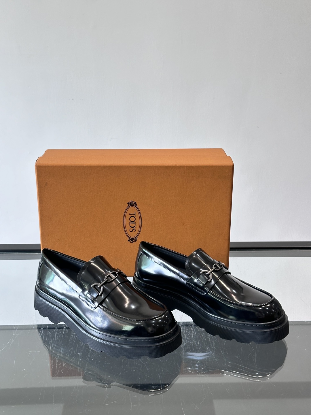 Tod'S/托德斯男士乐福鞋本款乐福鞋以雅致的进口头层牛皮革制成， 配以品牌logo横条装饰，外露手工缝