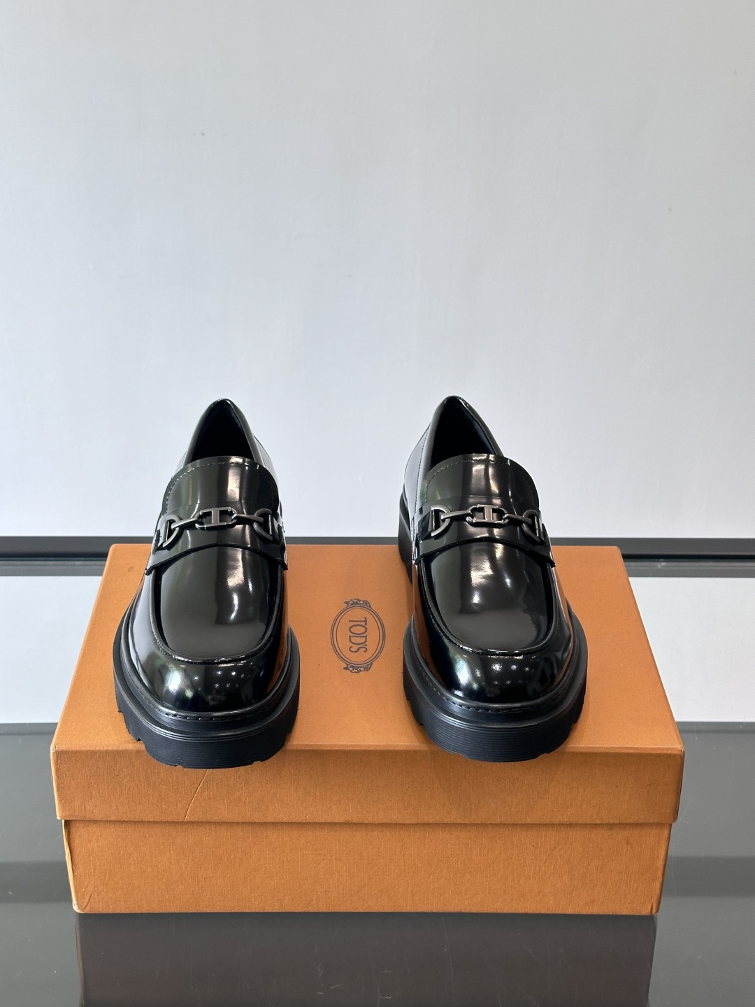 Tod'S/托德斯男士乐福鞋本款乐福鞋以雅致的进口头层牛皮革制成， 配以品牌logo横条装饰，外露手工缝