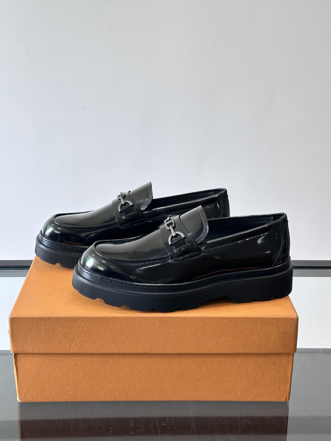 Tod'S/托德斯男士乐福鞋本款乐福鞋以雅致的进口头层牛皮革制成， 配以品牌logo横条装饰，外露手工缝