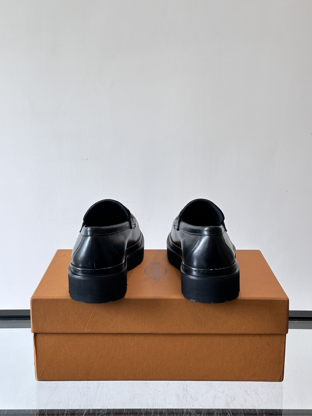 Tod'S/托德斯男士乐福鞋本款乐福鞋以雅致的进口头层牛皮革制成， 配以品牌logo横条装饰，外露手工缝