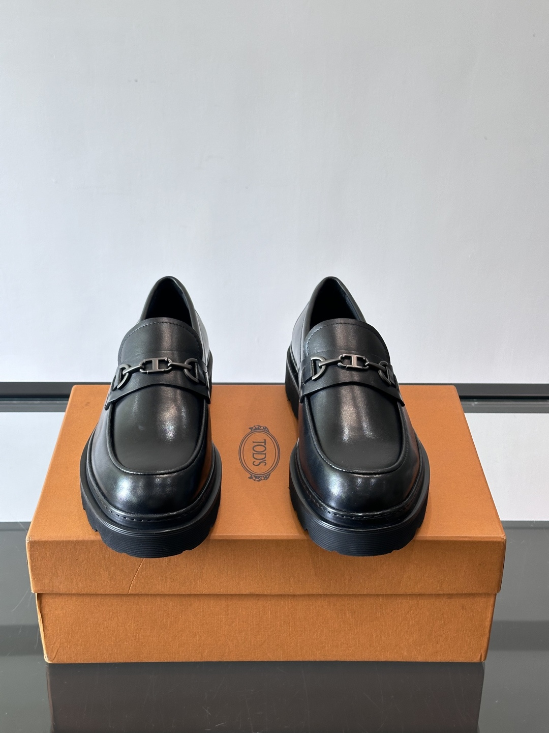 Tod'S/托德斯男士乐福鞋本款乐福鞋以雅致的进口头层牛皮革制成， 配以品牌logo横条装饰，外露手工缝