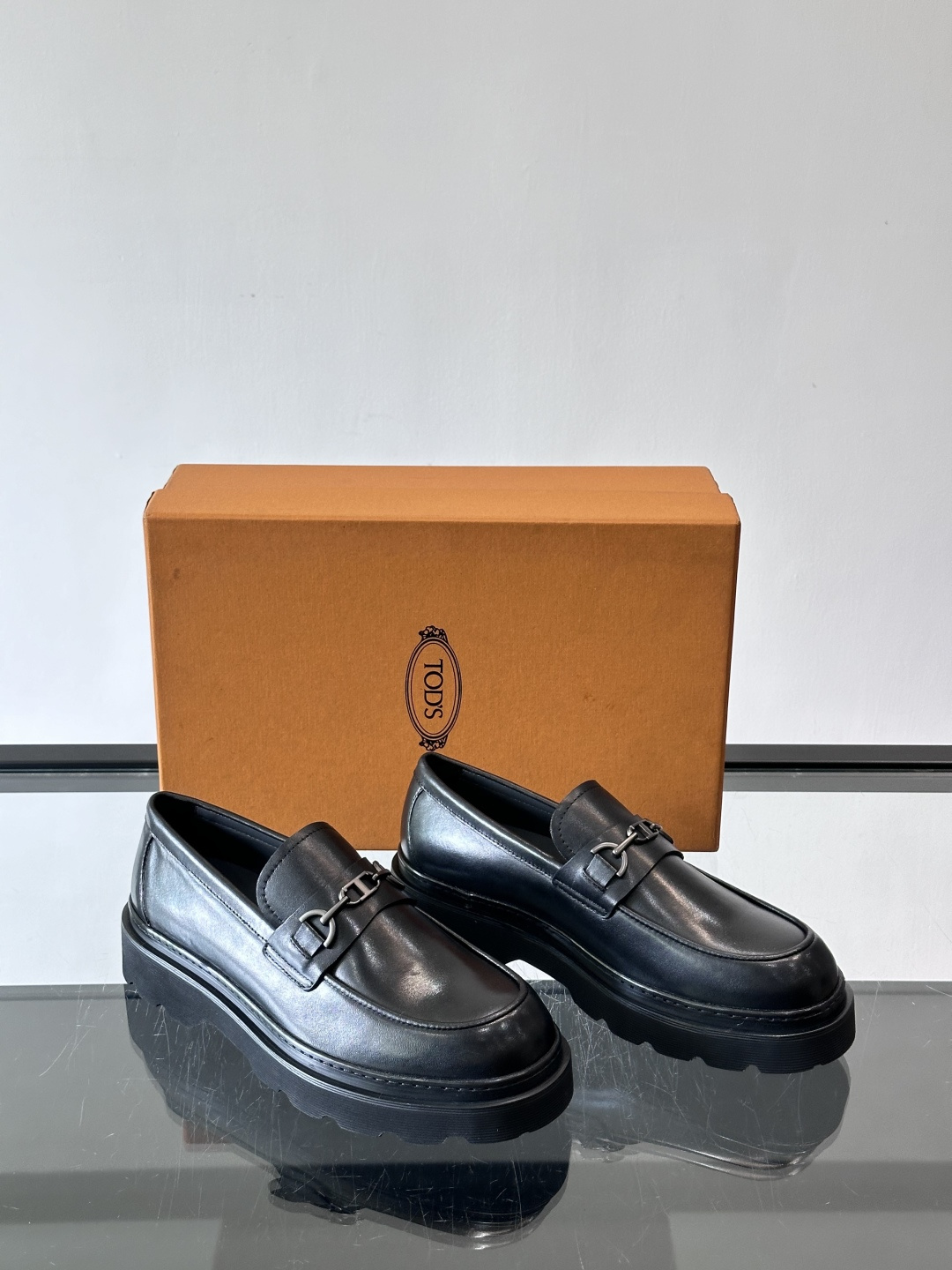 Tod'S/托德斯男士乐福鞋本款乐福鞋以雅致的进口头层牛皮革制成， 配以品牌logo横条装饰，外露手工缝