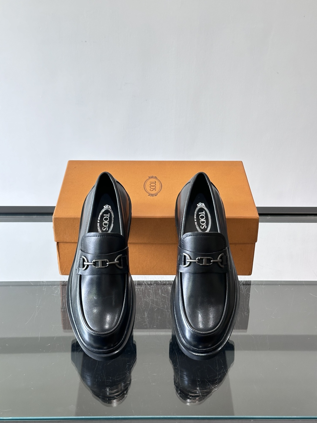 Tod'S/托德斯男士乐福鞋本款乐福鞋以雅致的进口头层牛皮革制成， 配以品牌logo横条装饰，外露手工缝