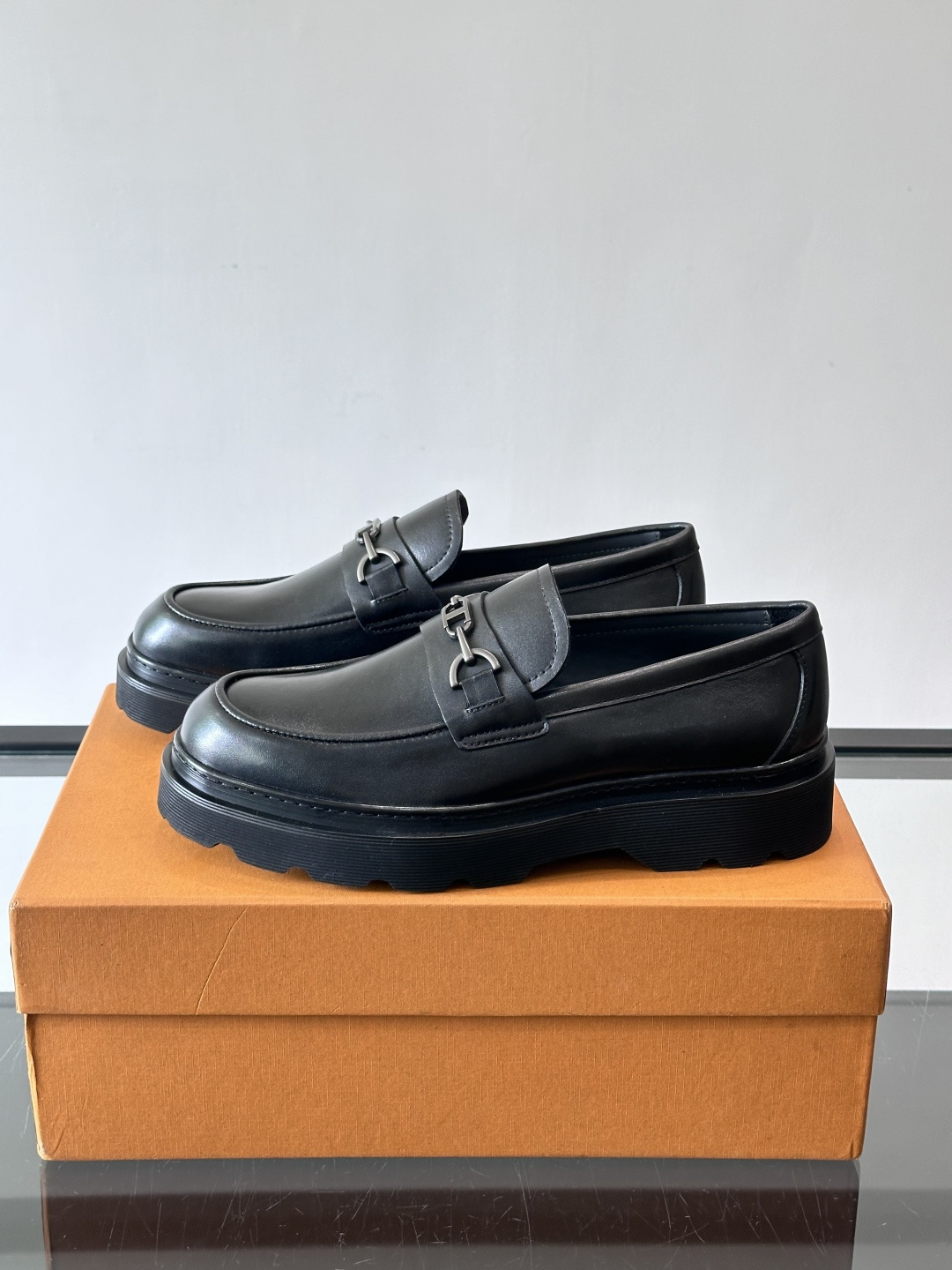 Tod'S/托德斯男士乐福鞋本款乐福鞋以雅致的进口头层牛皮革制成， 配以品牌logo横条装饰，外露手工缝