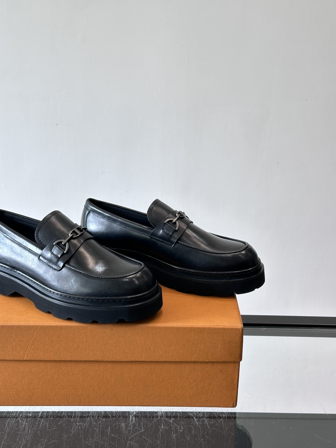 Tod'S/托德斯男士乐福鞋本款乐福鞋以雅致的进口头层牛皮革制成， 配以品牌logo横条装饰，外露手工缝