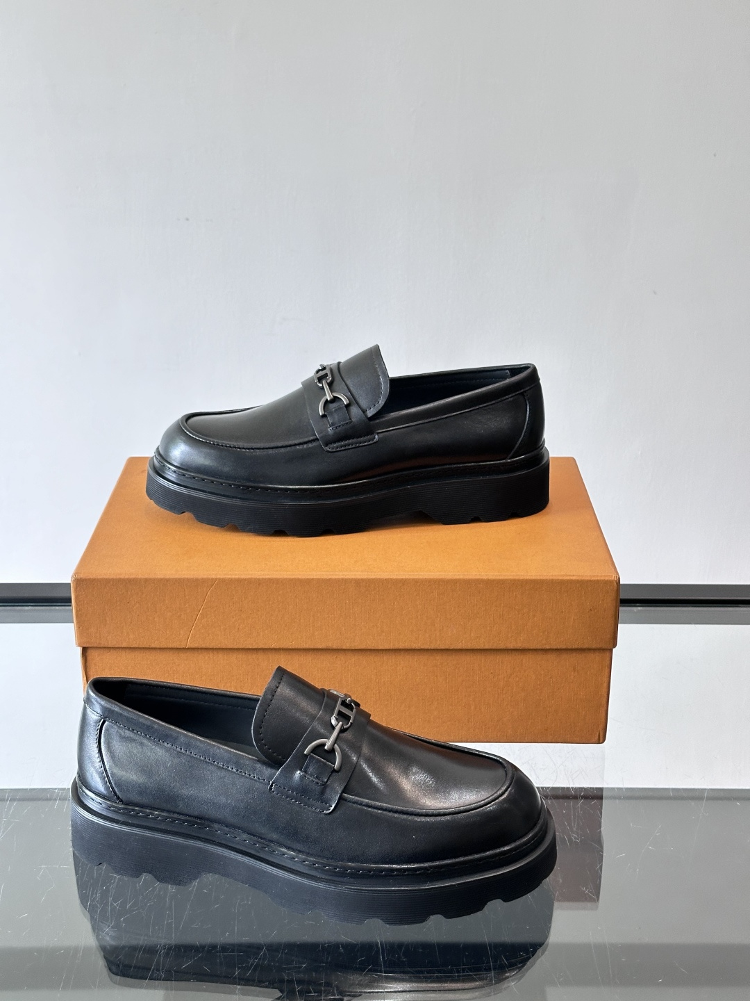 Tod'S/托德斯男士乐福鞋本款乐福鞋以雅致的进口头层牛皮革制成， 配以品牌logo横条装饰，外露手工缝