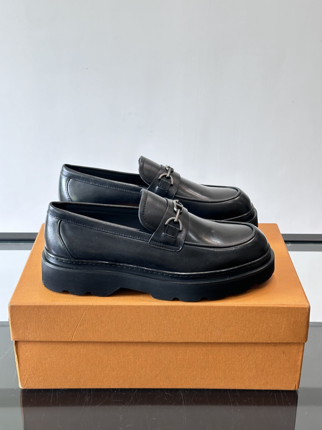 Tod'S/托德斯男士乐福鞋本款乐福鞋以雅致的进口头层牛皮革制成， 配以品牌logo横条装饰，外露手工缝