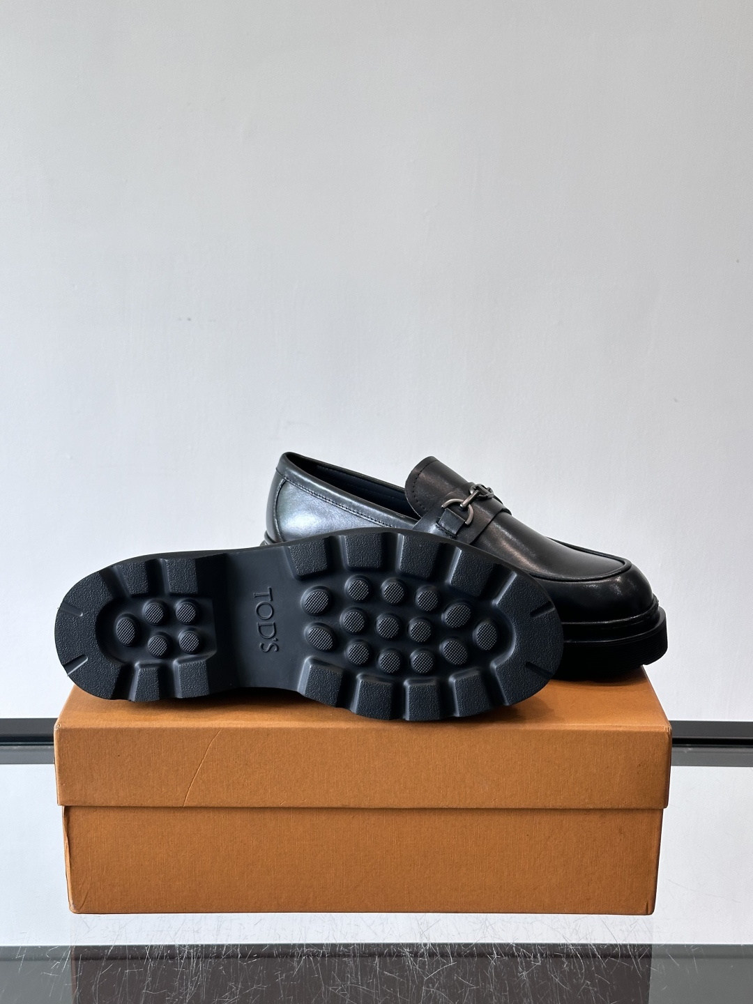 Tod'S/托德斯男士乐福鞋本款乐福鞋以雅致的进口头层牛皮革制成， 配以品牌logo横条装饰，外露手工缝