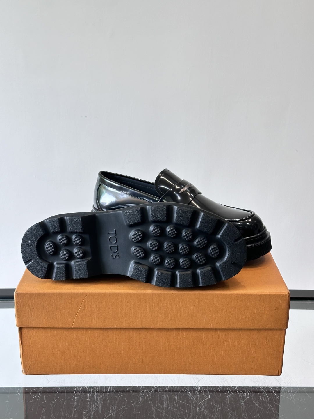 Tod'S/托德斯男士乐福鞋本款乐福鞋以雅致的进口头层牛皮革制成， 配以品牌logo横条装饰，外露手工缝