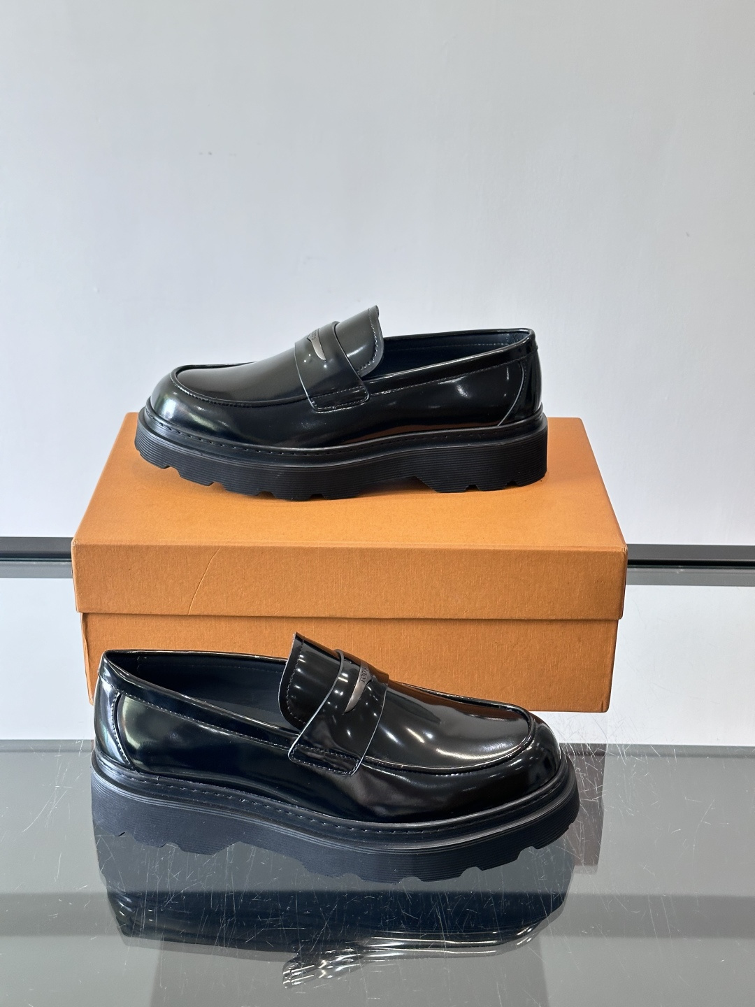 Tod'S/托德斯男士乐福鞋本款乐福鞋以雅致的进口头层牛皮革制成， 配以品牌logo横条装饰，外露手工缝