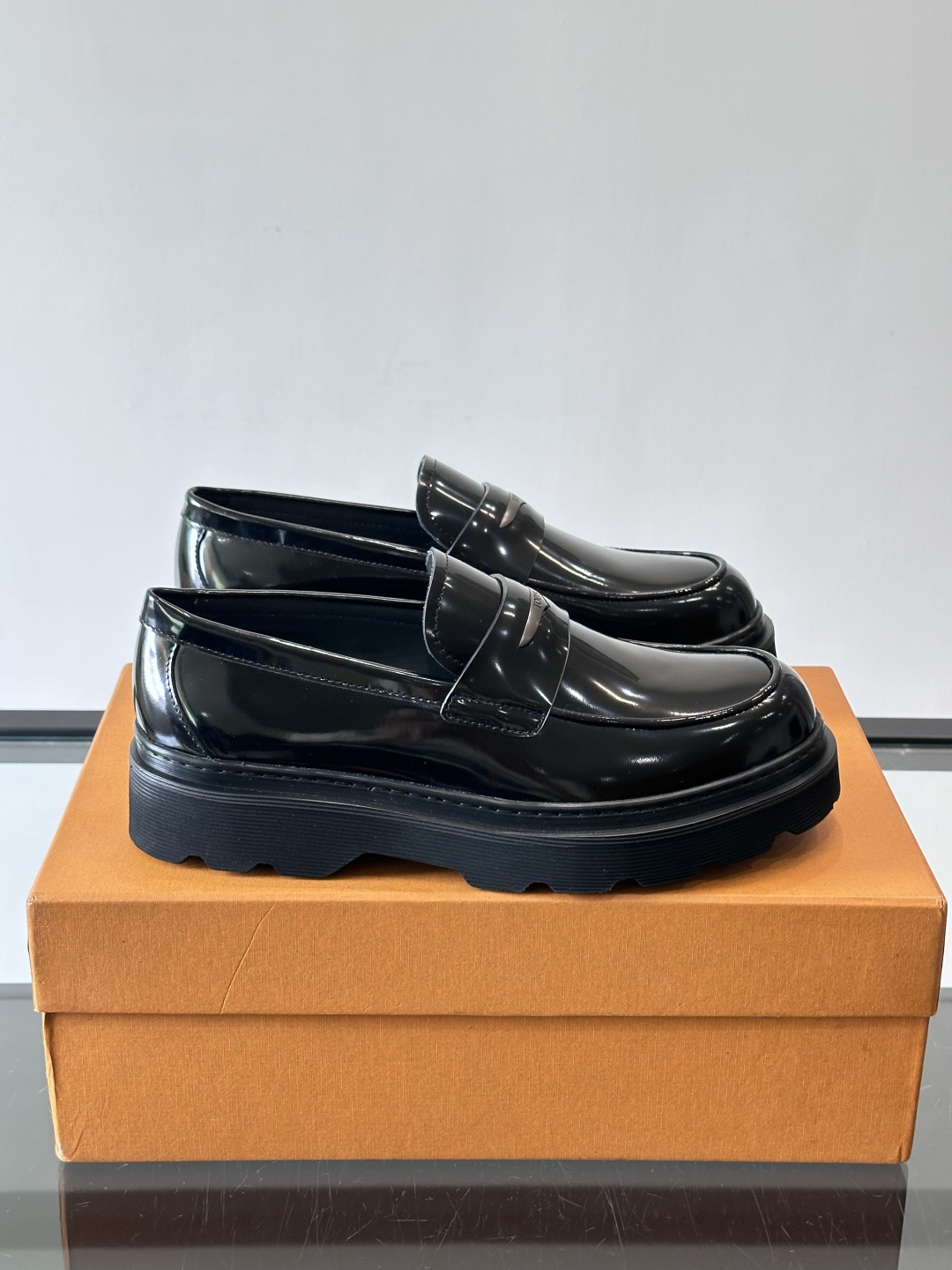 Tod'S/托德斯男士乐福鞋本款乐福鞋以雅致的进口头层牛皮革制成， 配以品牌logo横条装饰，外露手工缝