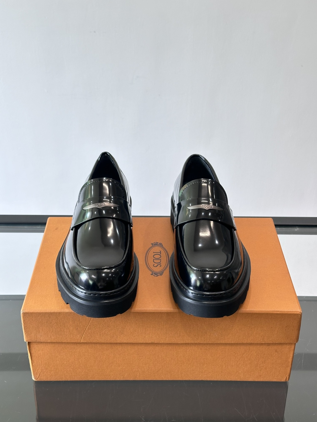 Tod'S/托德斯男士乐福鞋本款乐福鞋以雅致的进口头层牛皮革制成， 配以品牌logo横条装饰，外露手工缝