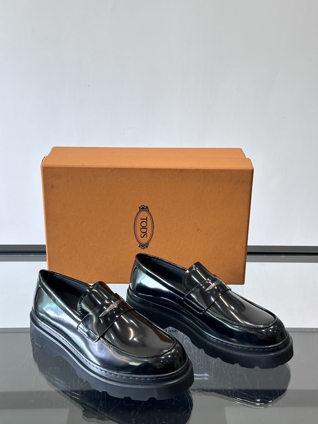 Tod'S/托德斯男士乐福鞋本款乐福鞋以雅致的进口头层牛皮革制成， 配以品牌logo横条装饰，外露手工缝