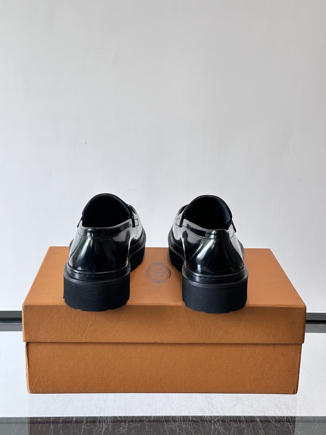 Tod'S/托德斯男士乐福鞋本款乐福鞋以雅致的进口头层牛皮革制成， 配以品牌logo横条装饰，外露手工缝