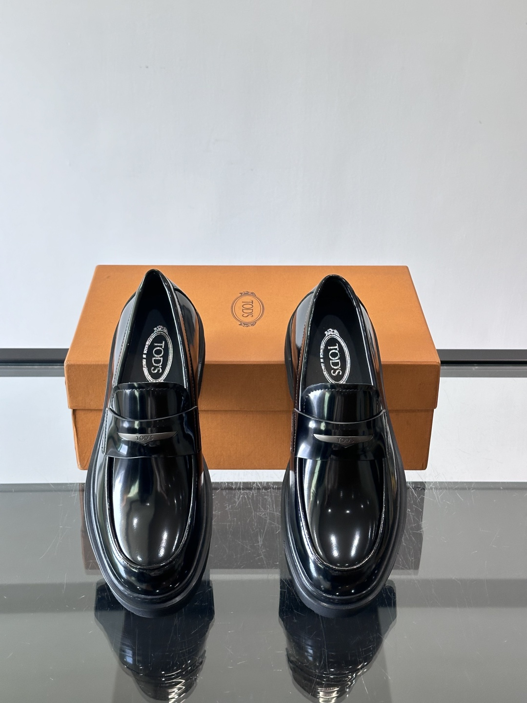 Tod'S/托德斯男士乐福鞋本款乐福鞋以雅致的进口头层牛皮革制成， 配以品牌logo横条装饰，外露手工缝