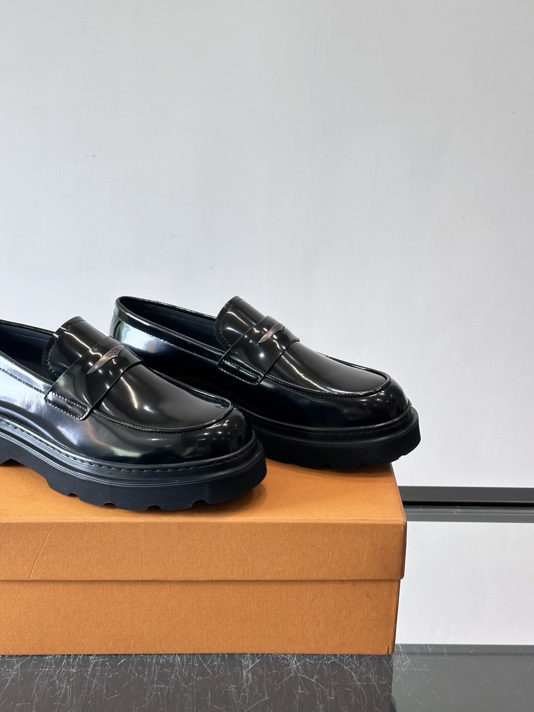 Tod'S/托德斯男士乐福鞋本款乐福鞋以雅致的进口头层牛皮革制成， 配以品牌logo横条装饰，外露手工缝