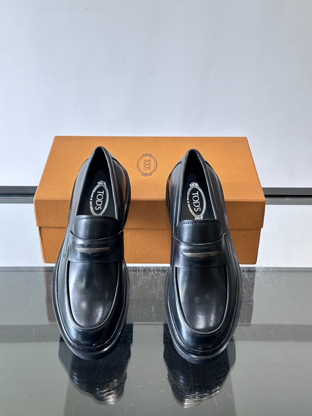 Tod'S/托德斯男士乐福鞋本款乐福鞋以雅致的进口头层牛皮革制成， 配以品牌logo横条装饰，外露手工缝