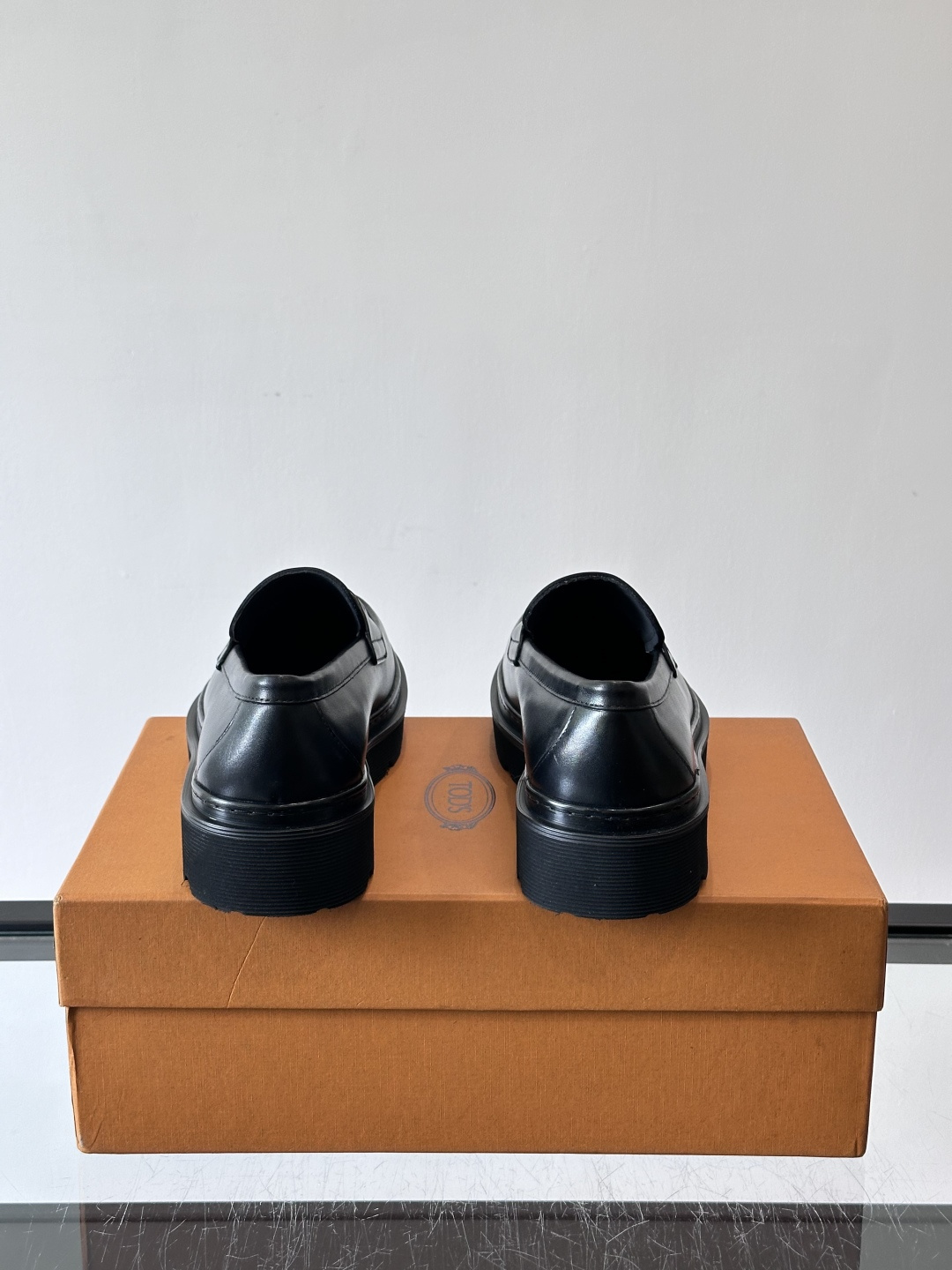 Tod'S/托德斯男士乐福鞋本款乐福鞋以雅致的进口头层牛皮革制成， 配以品牌logo横条装饰，外露手工缝